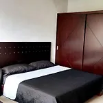 New 4 Bedroom House Sleeps 16 Pool, Bbq And More!
