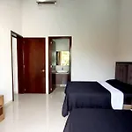 New 4 Bedroom House Sleeps 16 Pool, Bbq And More!