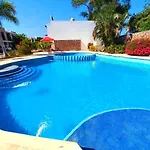 Cozy Family House With Pool