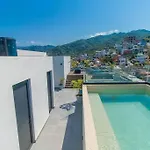 Stylish Condo With Rooftop Pool & Modern Amenities