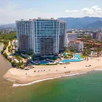 Luxurious, Beachfront 2Bed/2 Bath Condo With Designer Finishes