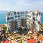 Luxurious, Beachfront 2Bed/2 Bath Condo With Designer Finishes