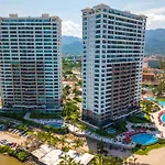 Luxurious, Beachfront 2Bed/2 Bath Condo With Designer Finishes