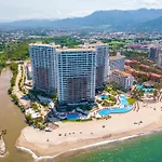 Luxurious, Beachfront 2Bed/2 Bath Condo With Designer Finishes