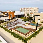 Walk To Everything, Modern Condo With 2 Bathrooms, Pool, Gym, Bbq