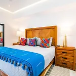 Luxury Dvine Stay - Rooftop Pool In Romantic Zone