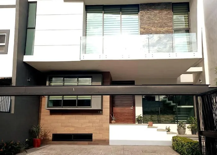 New 4 Bedroom House Sleeps 16 Pool, Bbq And More!