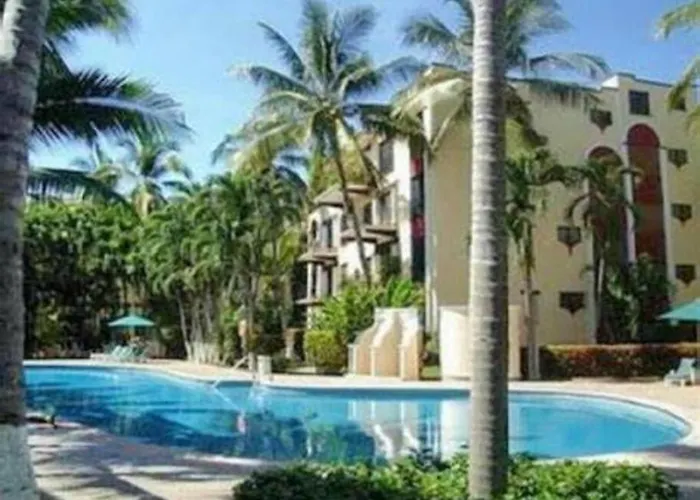 Centrally Located 1 Block From Beach, Quiet 2 Bedroom Condo With Pool