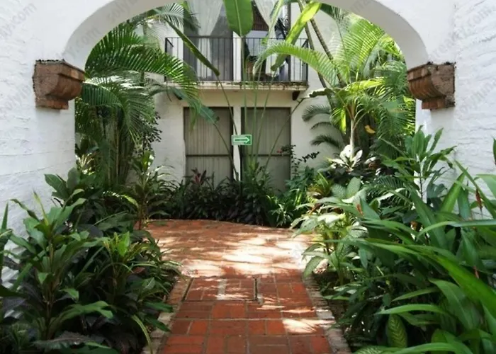 Centrally Located Quiet 2 Bedroom Condo With Pool One Block From Beach