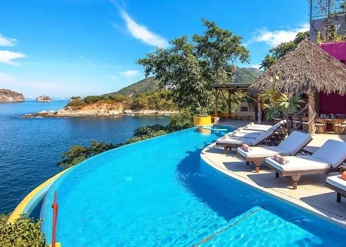 Oceanfront 15 Bedroom Villa For 28 Guests