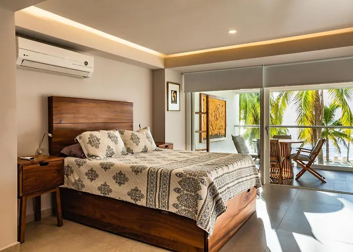 Bright Apartment Ocean Views & Pool