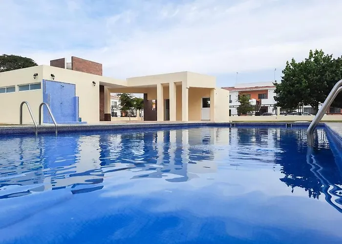 2 Bedroom Condo With Pool Only 15 Min To Marina & Beach