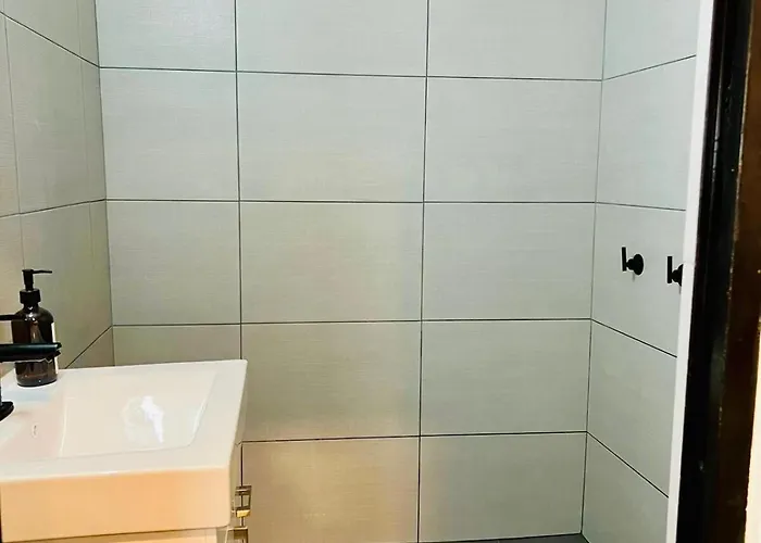 Newly Renovated 2 Bedroom With Patio Unit B Sleeps 4-6