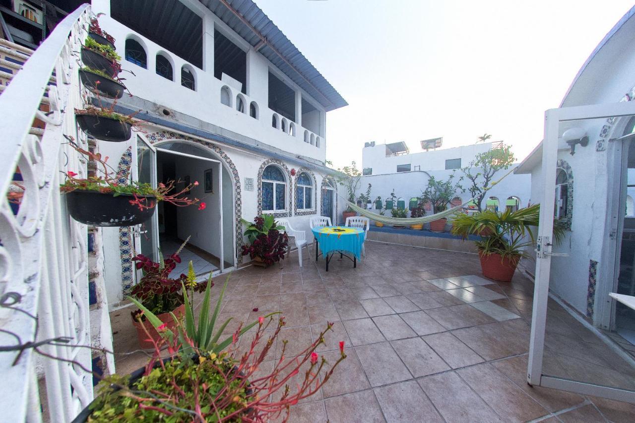 Alexandross Hostel *