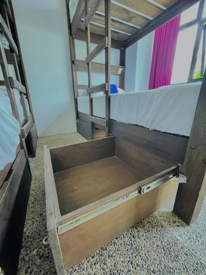 Hostel Muertos *