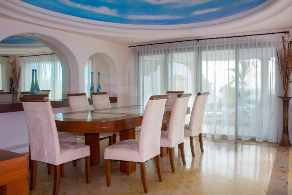 Villa Mozzafiato Private With Full Staff And Heated Pool *