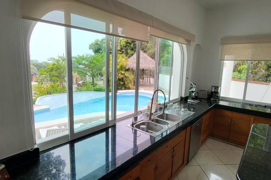 Martha Garza Blanca - Heated Pool, Chef & Full Staff Included Villa *