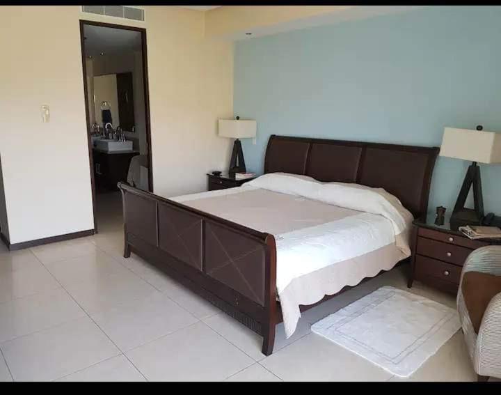Beachfront Peninsula Apartamento *