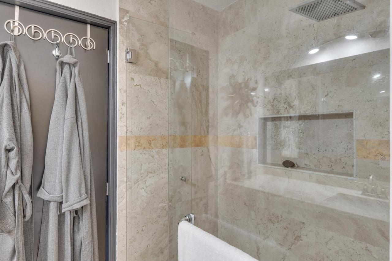 Apartment With Bay Views And Pool Access!