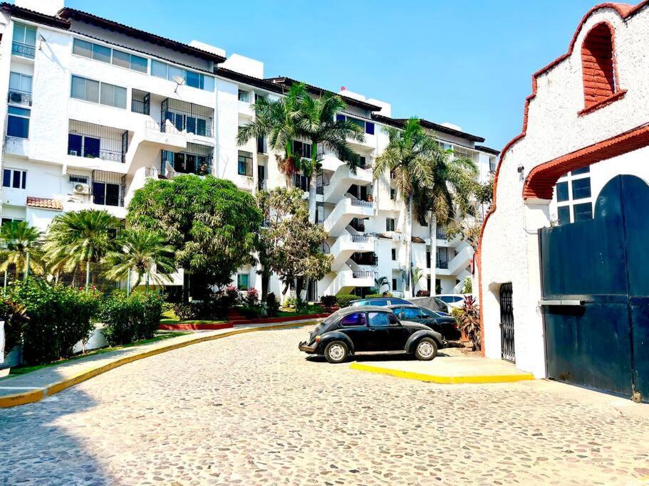 Apartment Location! W/ Pool