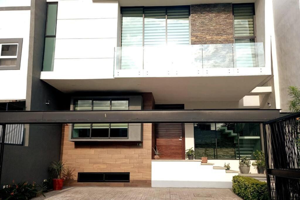 New 4 Bedroom House Sleeps 16 Pool, Bbq And More! *