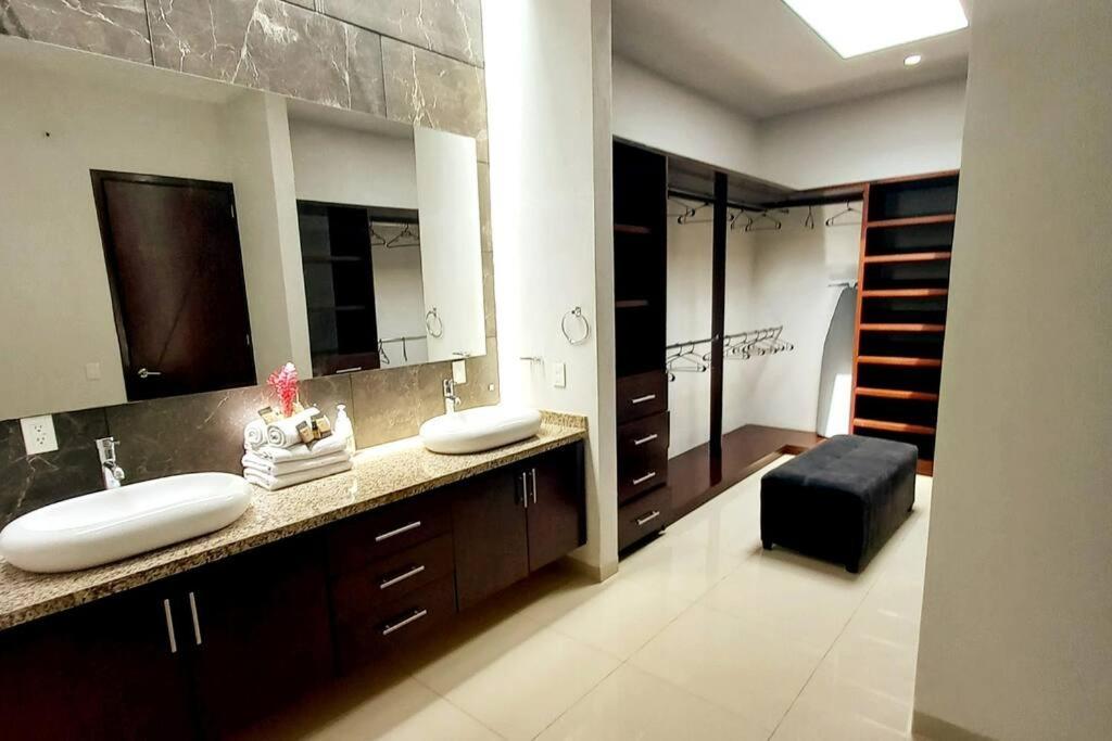 Сasa de vacaciones New 4 Bedroom House Sleeps 16 Pool, Bbq And More! *
