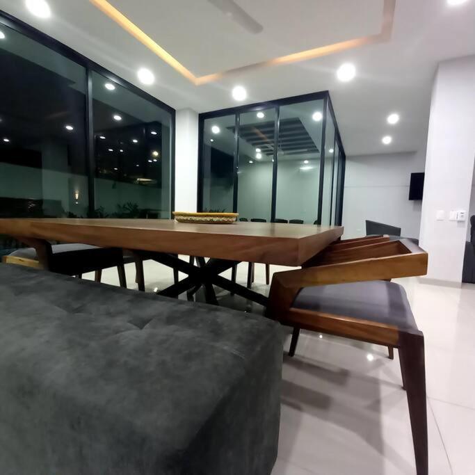 Сasa de vacaciones New 4 Bedroom House Sleeps 16 Pool, Bbq And More!