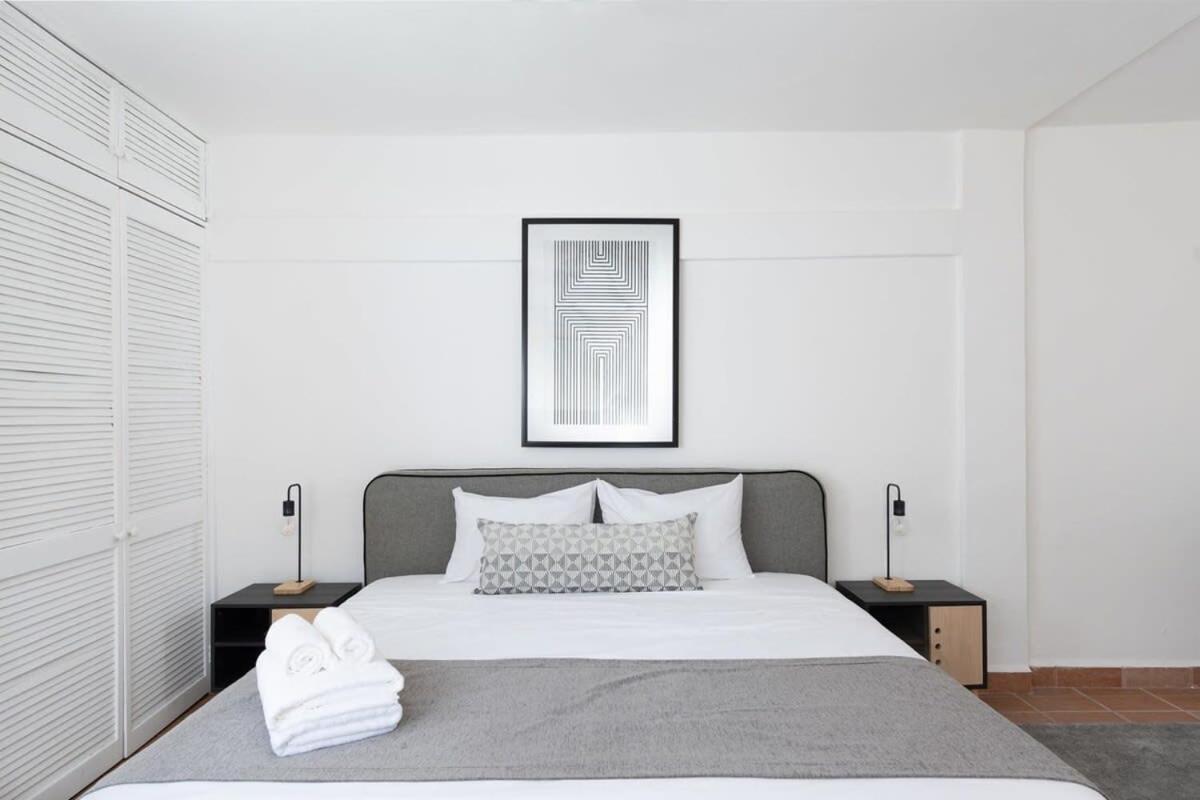 1 Bedroom Unit C - One Block Away From The Apartment *