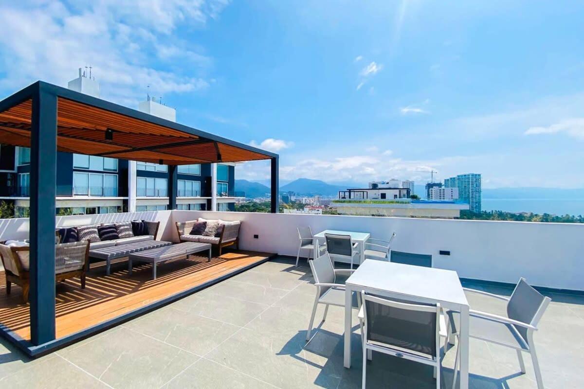 Zoho Skies Loft Rooftop Infinity Pool & Lounge Apartment