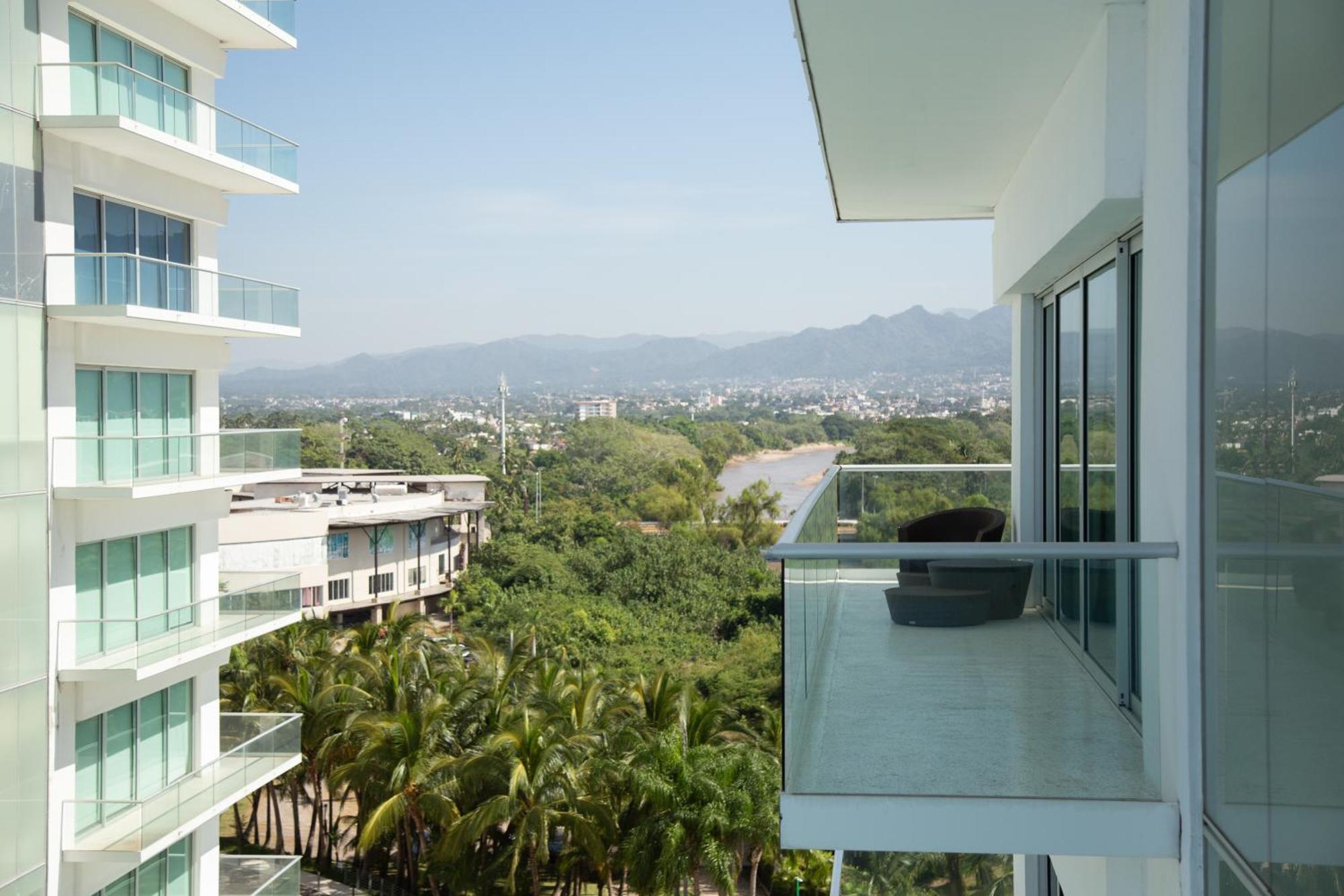 Luxury Peninsula Apartment
