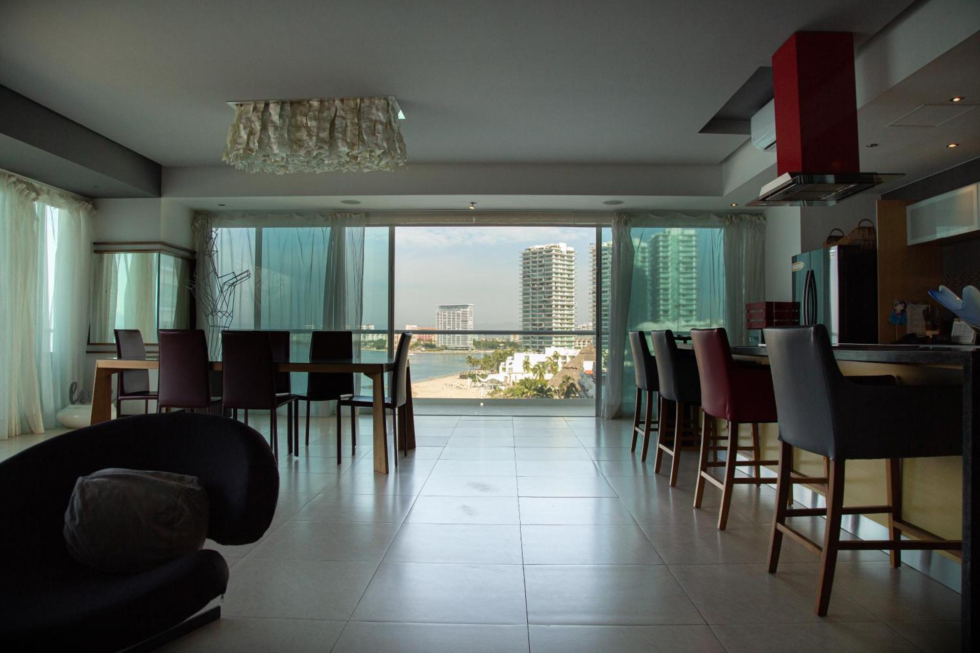 Luxury Peninsula Apartment *