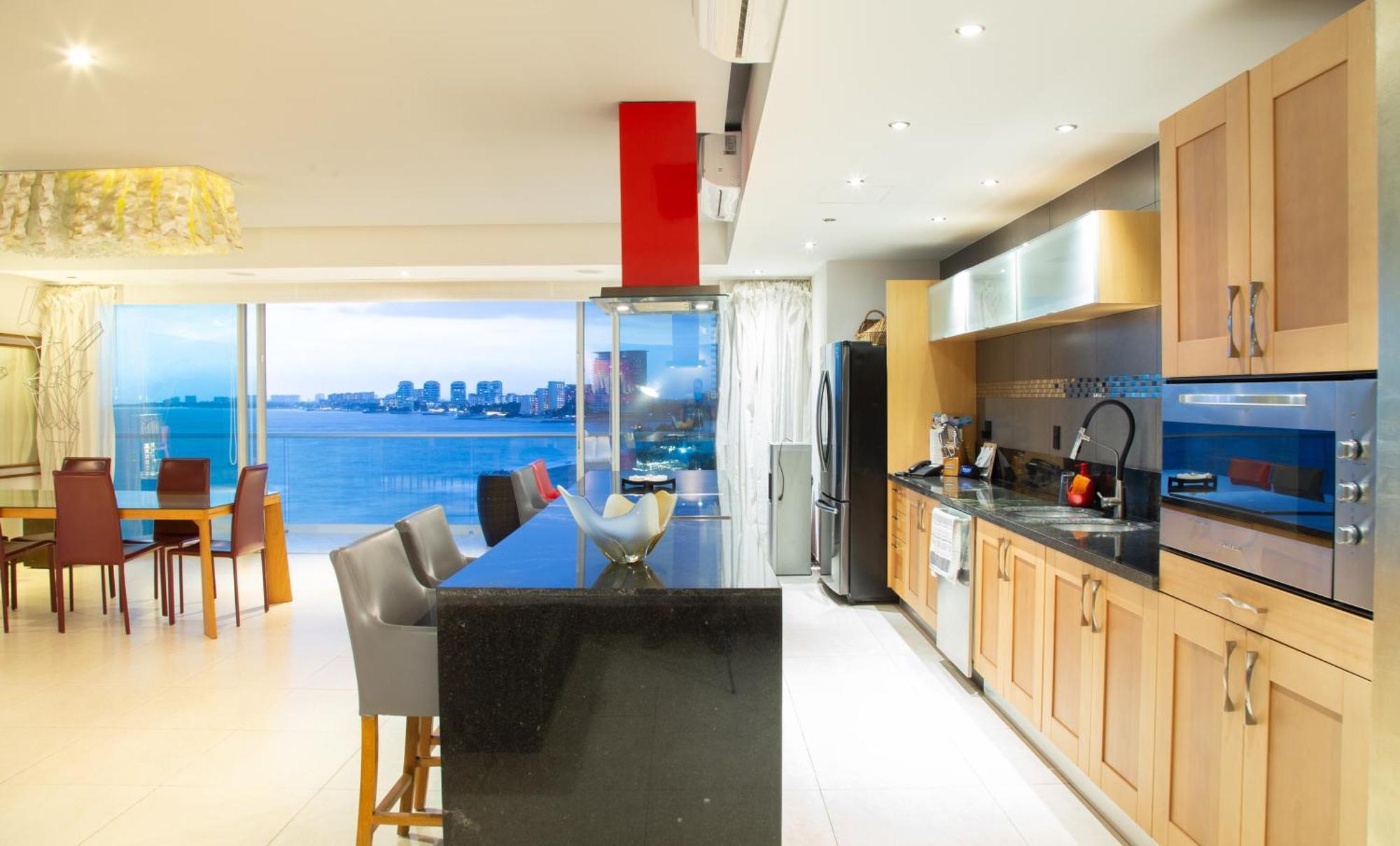 Luxury Peninsula Apartment *