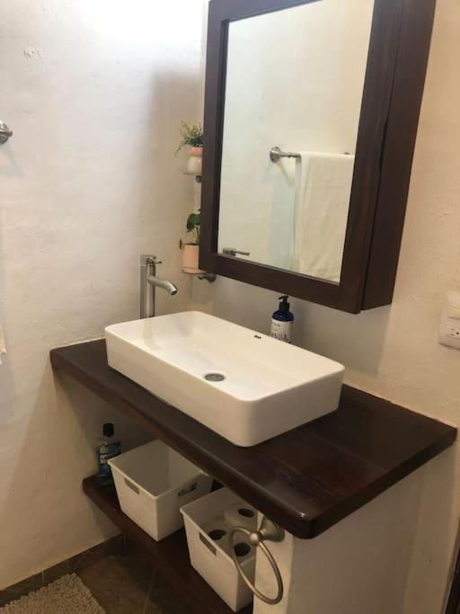 Apartment Centrally Located 1 Block From Beach, Quiet 2 Bedroom With Pool *
