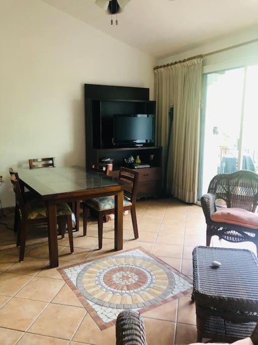 Apartment Centrally Located 1 Block From Beach, Quiet 2 Bedroom With Pool