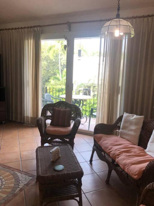 Centrally Located Quiet 2 Bedroom With Pool One Block From Apartment