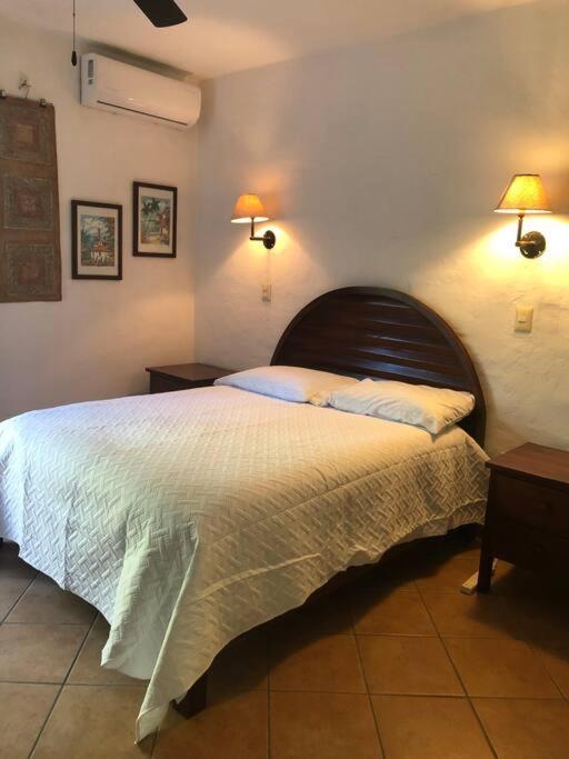 Apartment Centrally Located Quiet 2 Bedroom With Pool One Block From *