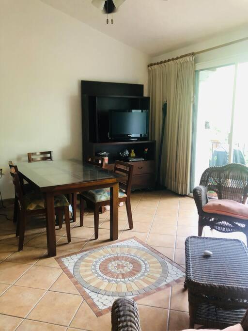 Apartment Centrally Located Quiet 2 Bedroom With Pool One Block From *