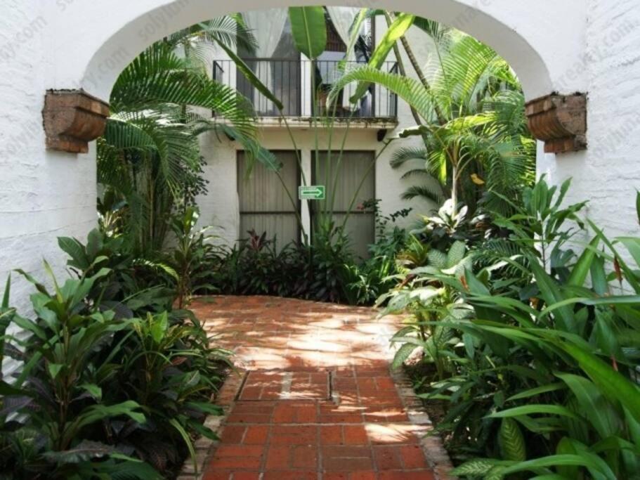 Centrally Located Quiet 2 Bedroom With Pool One Block From Apartment *