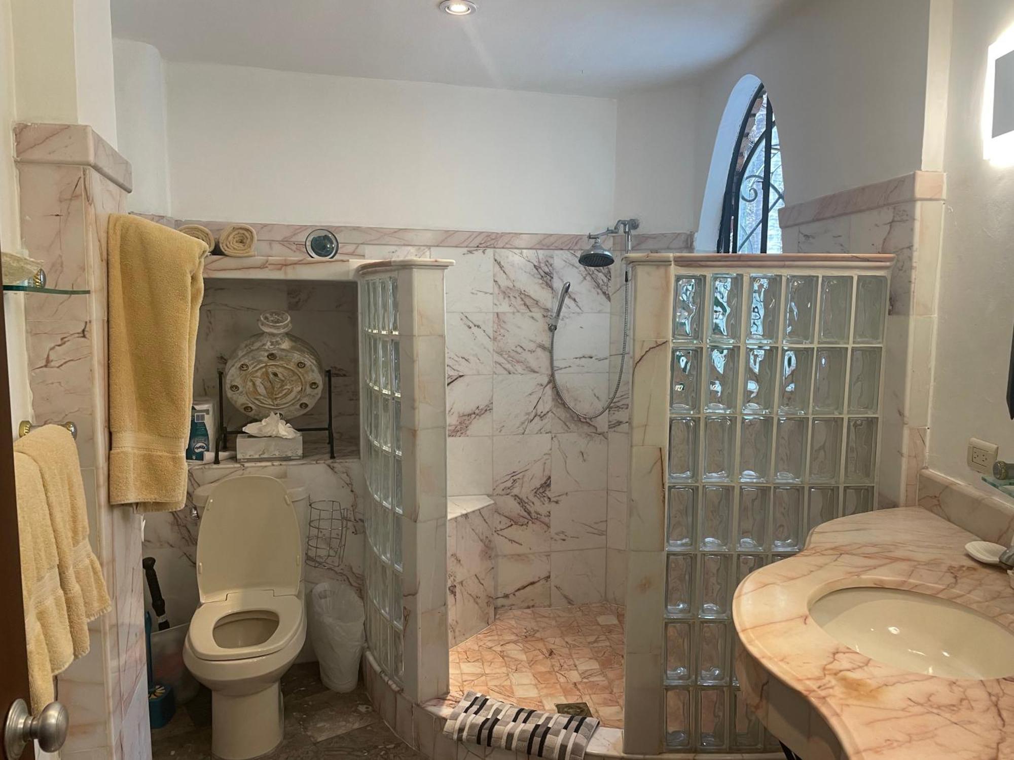 Apartamento New Listing Zona Romantica, 2bd, 3 Bath *