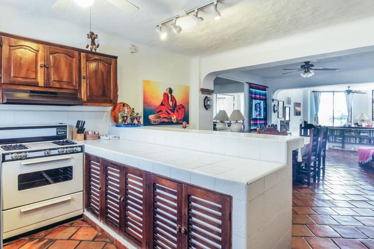 Ocean View 2br Condo-balcony-beach-pool Apartment