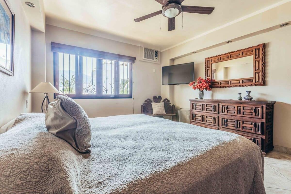 Ocean View 2br Condo-balcony-beach-pool Apartment