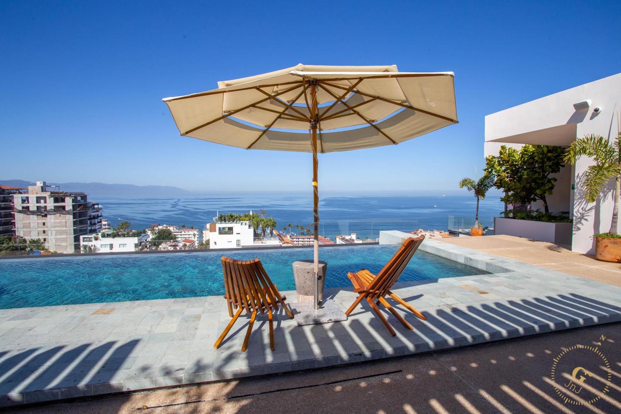 Holiday home 1 Bedroom Romantic Zone, Rooftop Pool & Parking *