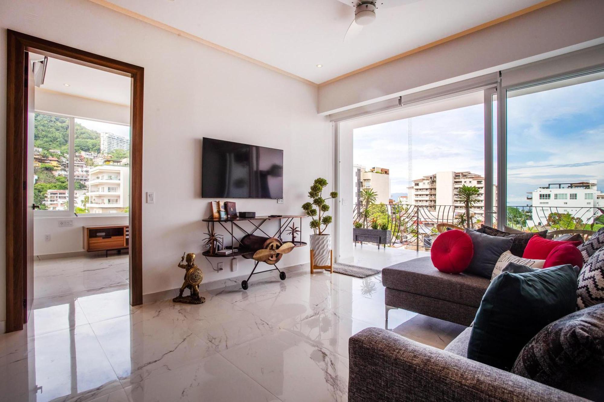 Lounge On Big Balcony, Pool And Gym