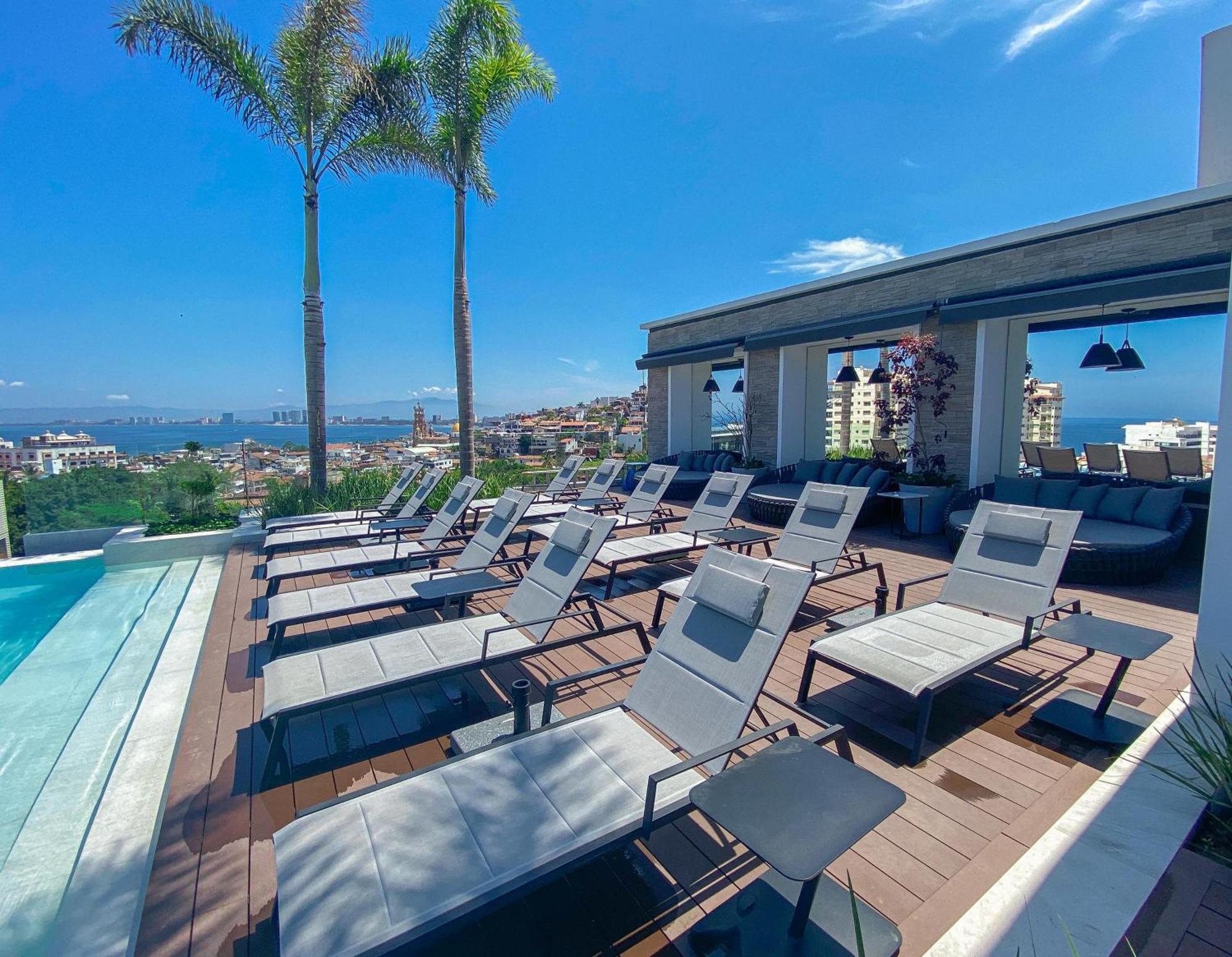 Lounge On Big Balcony, Pool And Gym Puerto Vallarta
