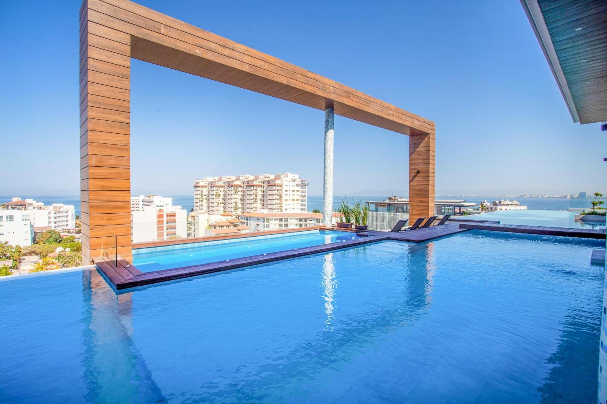 Lounge On Big Balcony, Pool And Gym