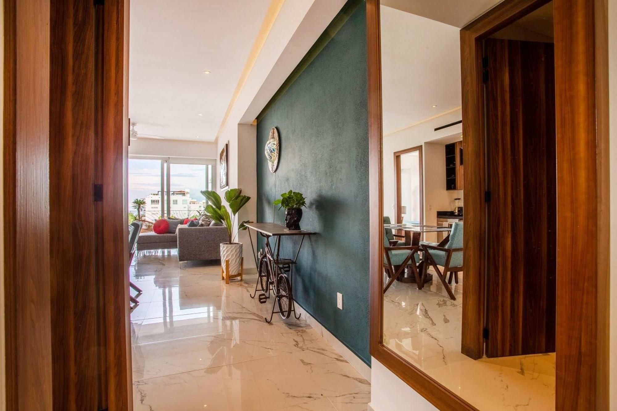 Lounge On Big Balcony, Pool And Gym