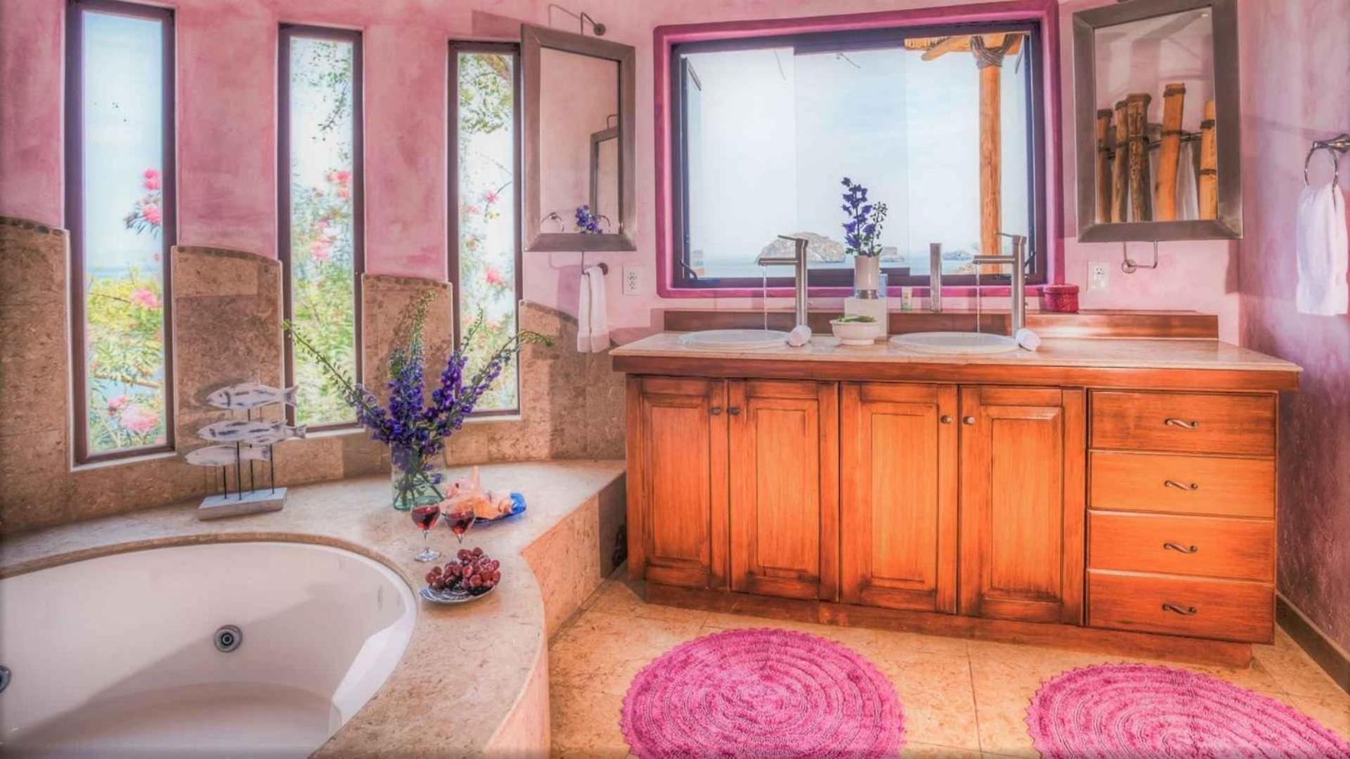 Oceanfront 15 Bedroom For 28 Guests *