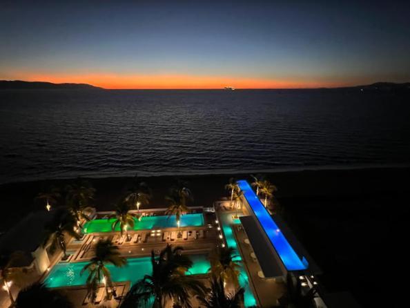 Beachfront X-large Corner Unit-2 Bdr- Ocean View Holiday home *