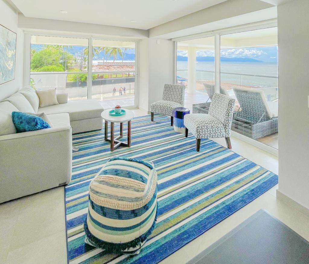 Beachfront X-large Corner Unit-2 Bdr- Ocean View *