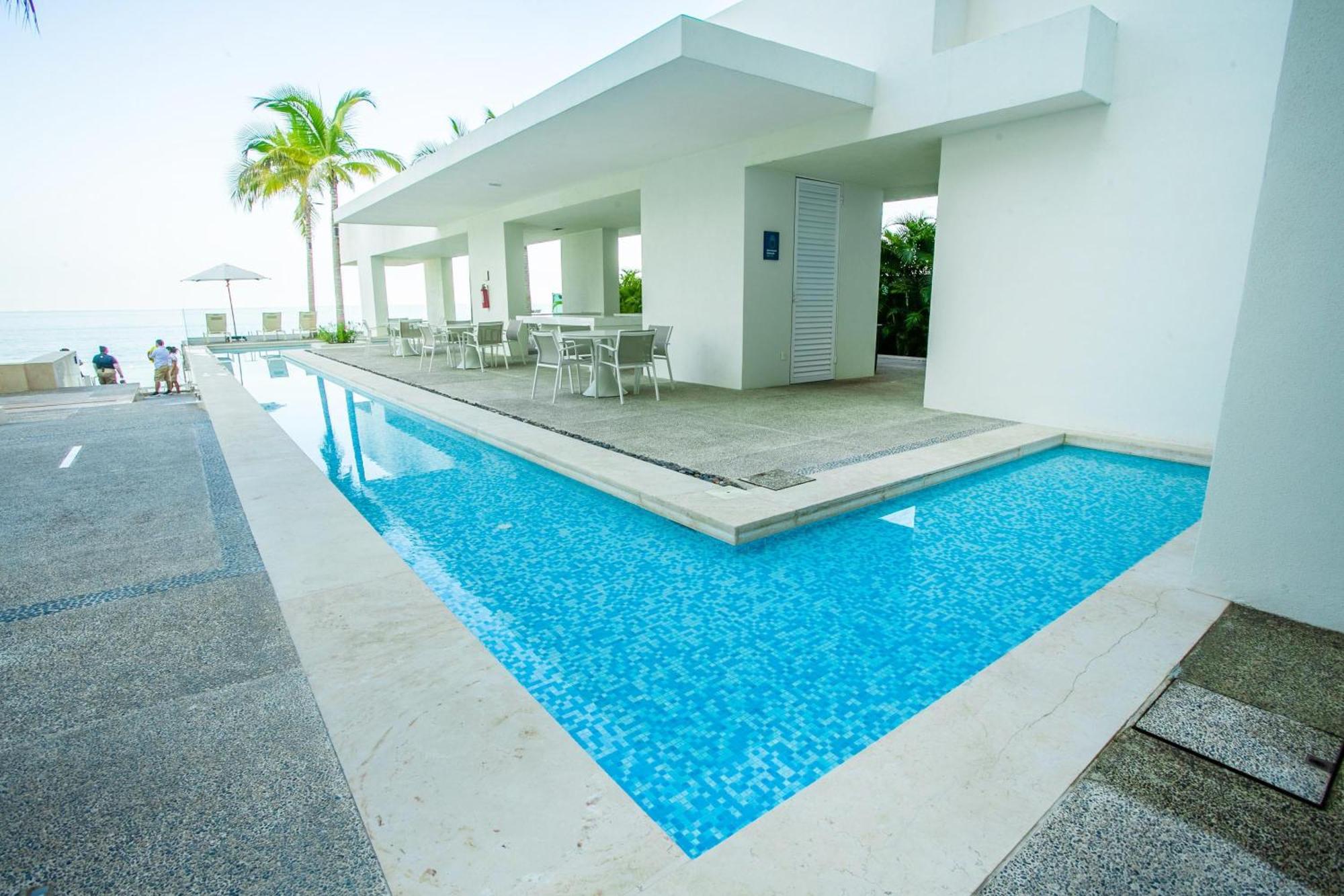 Beachfront X-large Corner Unit-2 Bdr- Ocean View *